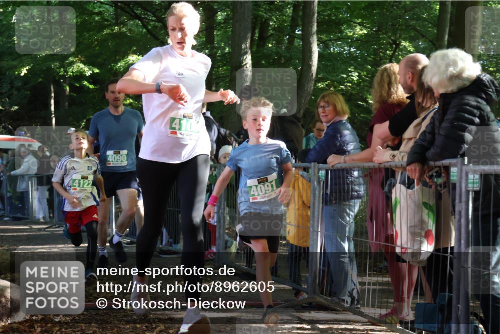 28.09.2025 - 33. Volkslauf durch das schöne Alstertal Strokosch-Dieckow http://msf.ph/oto/8962605 28.09.2025 10:58:17 Ziel 4090, 4091, 4105, 4122 meine-sportfotos.de