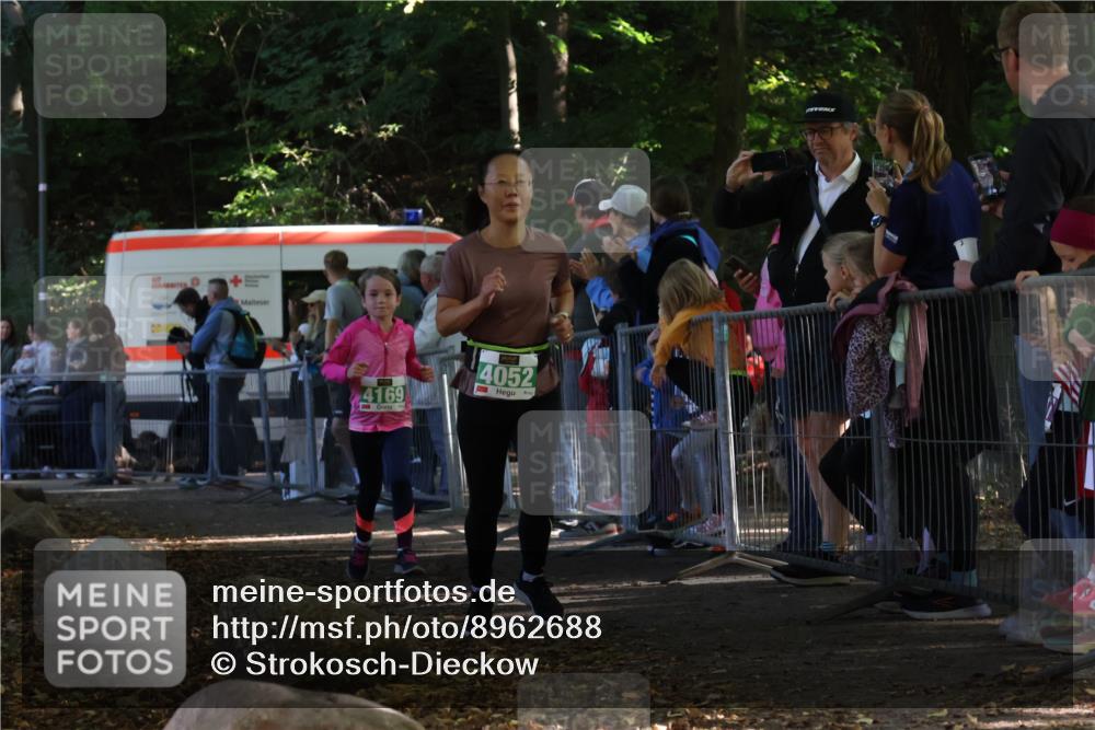 28.09.2025 - 33. Volkslauf durch das schöne Alstertal Strokosch-Dieckow http://msf.ph/oto/8962688 28.09.2025 10:58:36 Ziel 4052, 4095, 4169 meine-sportfotos.de