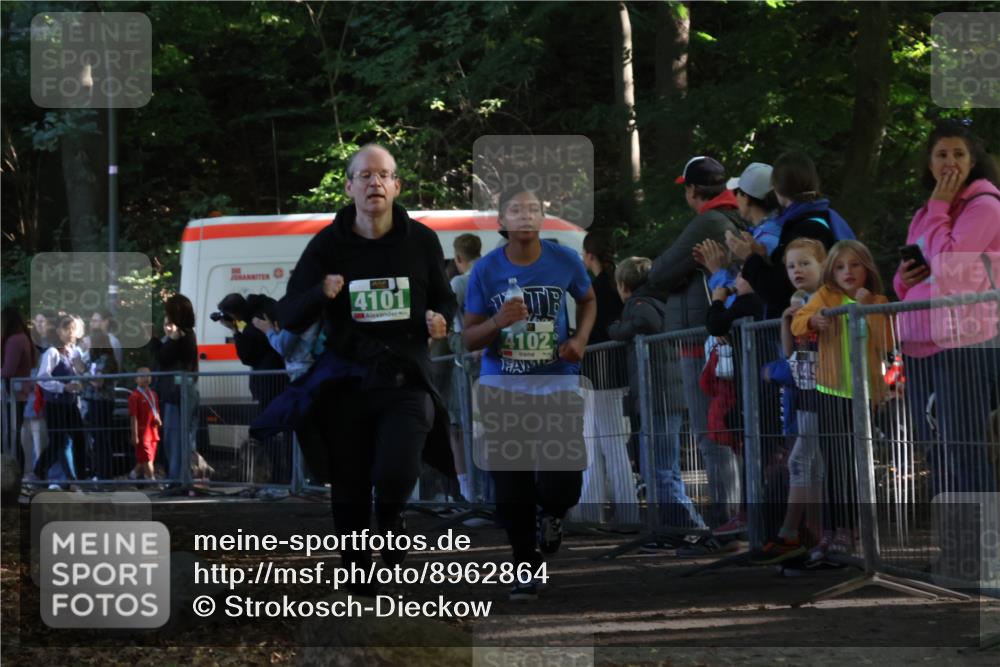 28.09.2025 - 33. Volkslauf durch das schöne Alstertal Strokosch-Dieckow http://msf.ph/oto/8962864 28.09.2025 10:59:09 Ziel 4101, 4102, 4917 meine-sportfotos.de