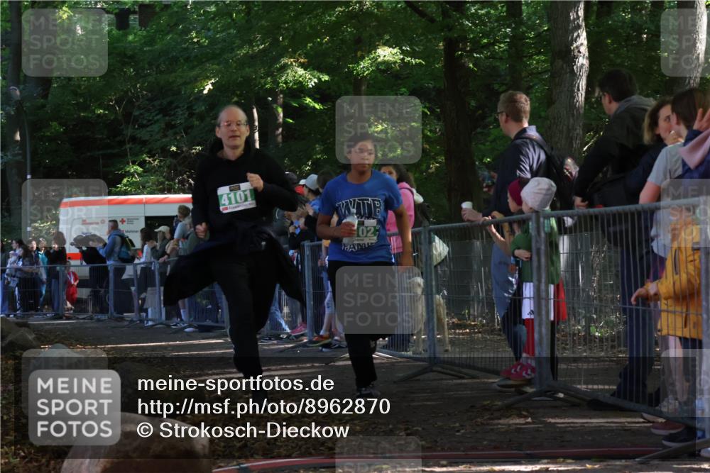 28.09.2025 - 33. Volkslauf durch das schöne Alstertal Strokosch-Dieckow http://msf.ph/oto/8962870 28.09.2025 10:59:10 Ziel 4101, 4102, 4917 meine-sportfotos.de