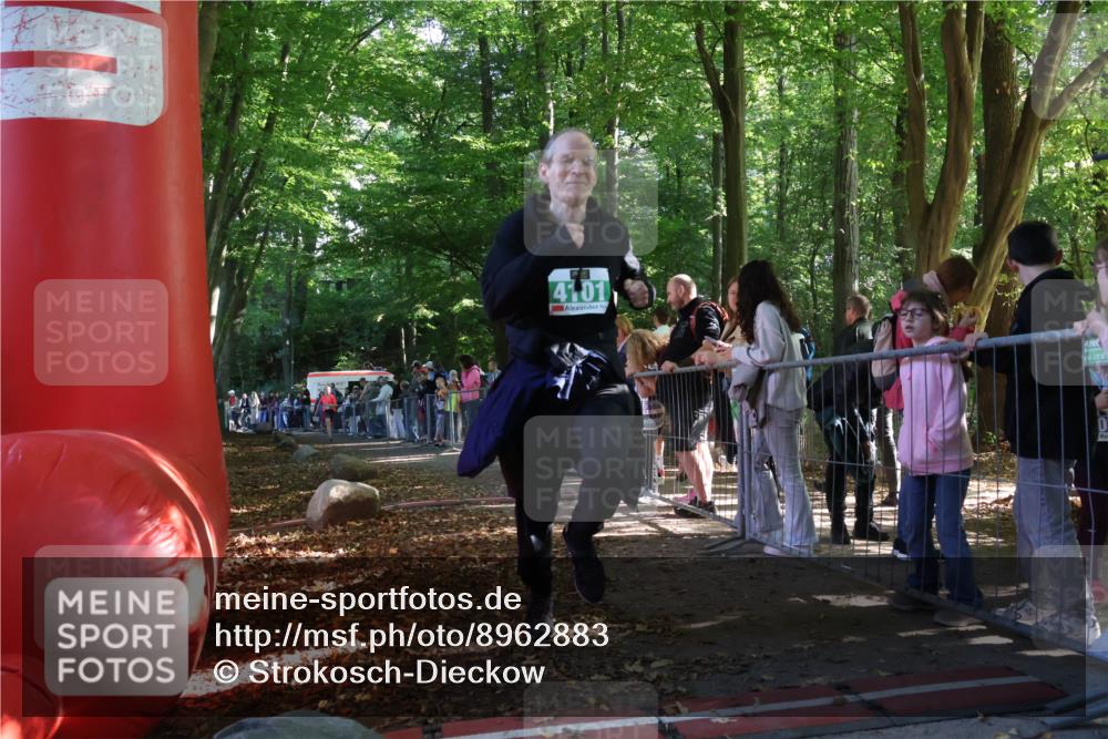 28.09.2025 - 33. Volkslauf durch das schöne Alstertal Strokosch-Dieckow http://msf.ph/oto/8962883 28.09.2025 10:59:12 Ziel 4101, 4102, 4917 meine-sportfotos.de