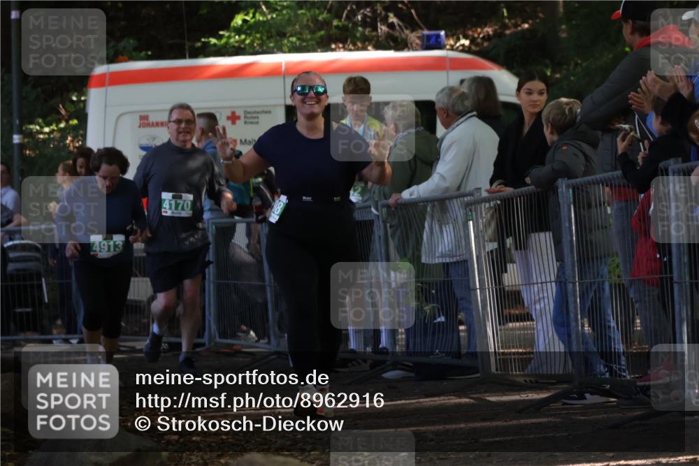 28.09.2025 - 33. Volkslauf durch das schöne Alstertal Strokosch-Dieckow http://msf.ph/oto/8962916 28.09.2025 11:00:02 Ziel 4098, 4170, 4913 meine-sportfotos.de