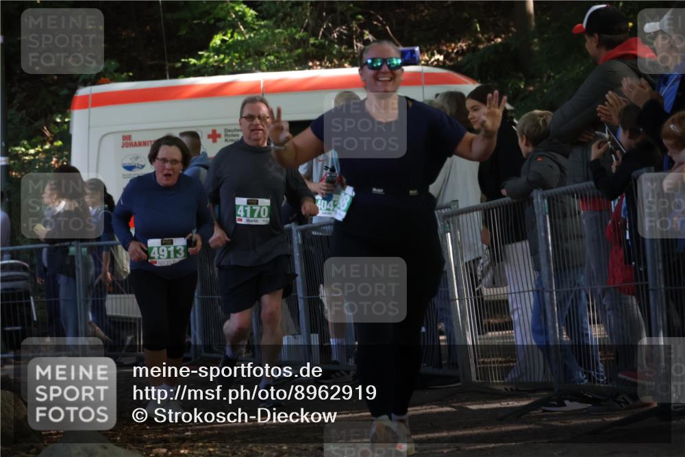 28.09.2025 - 33. Volkslauf durch das schöne Alstertal Strokosch-Dieckow http://msf.ph/oto/8962919 28.09.2025 11:00:04 Ziel 4098, 4170, 4913 meine-sportfotos.de