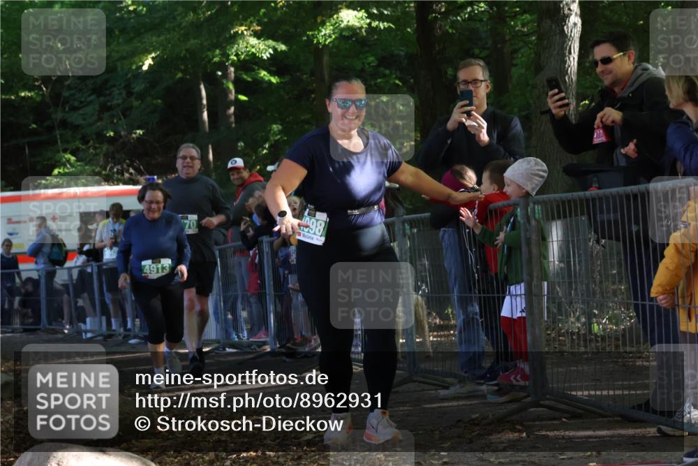 28.09.2025 - 33. Volkslauf durch das schöne Alstertal Strokosch-Dieckow http://msf.ph/oto/8962931 28.09.2025 11:00:07 Ziel 4098, 4170, 4913 meine-sportfotos.de