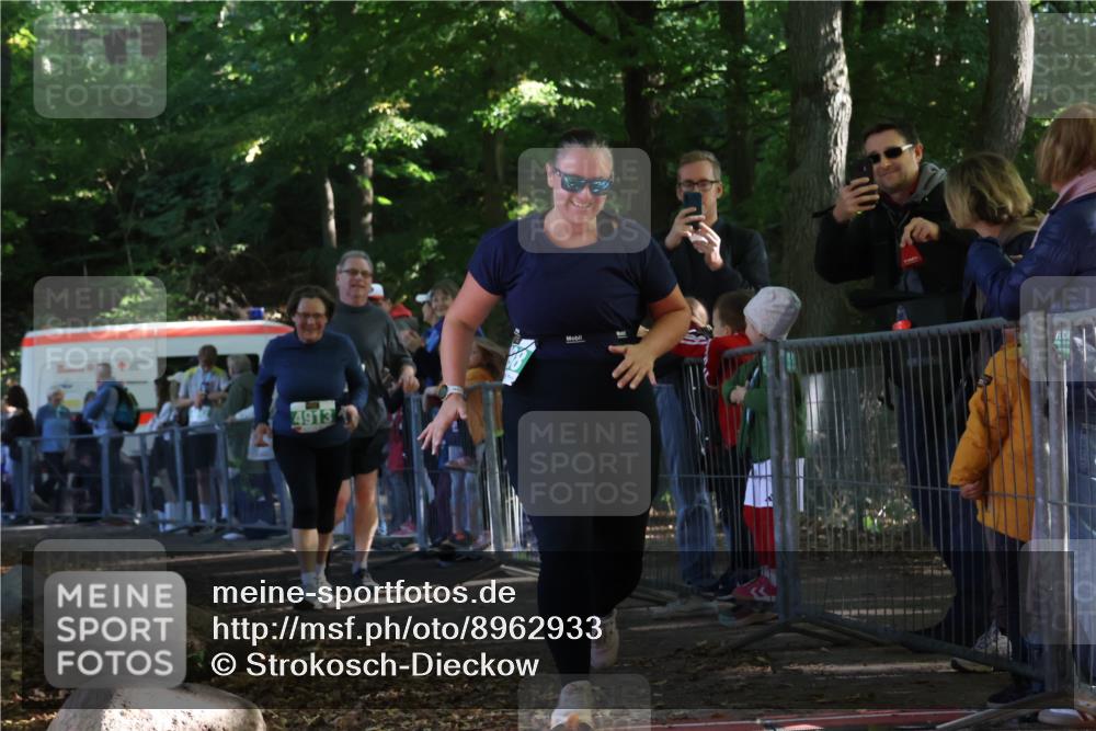 28.09.2025 - 33. Volkslauf durch das schöne Alstertal Strokosch-Dieckow http://msf.ph/oto/8962933 28.09.2025 11:00:07 Ziel 4098, 4170, 4913 meine-sportfotos.de