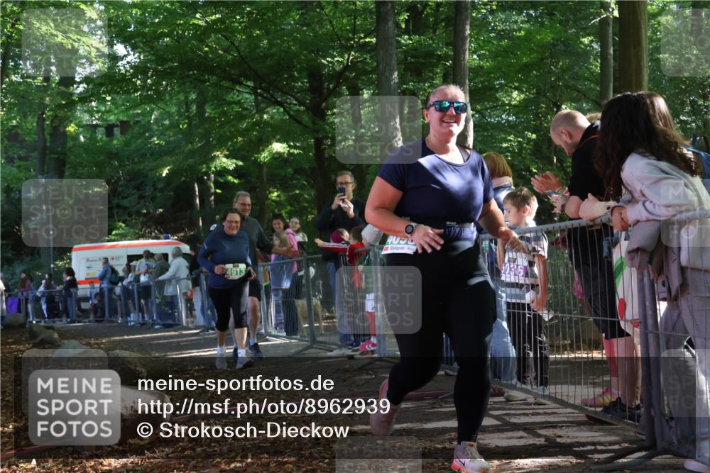 28.09.2025 - 33. Volkslauf durch das schöne Alstertal Strokosch-Dieckow http://msf.ph/oto/8962939 28.09.2025 11:00:08 Ziel 4098, 4170, 4913 meine-sportfotos.de