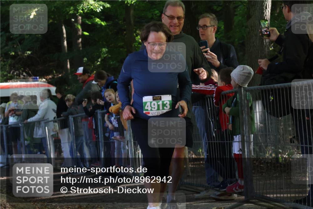 28.09.2025 - 33. Volkslauf durch das schöne Alstertal Strokosch-Dieckow http://msf.ph/oto/8962942 28.09.2025 11:00:09 Ziel 4098, 4170, 4913 meine-sportfotos.de