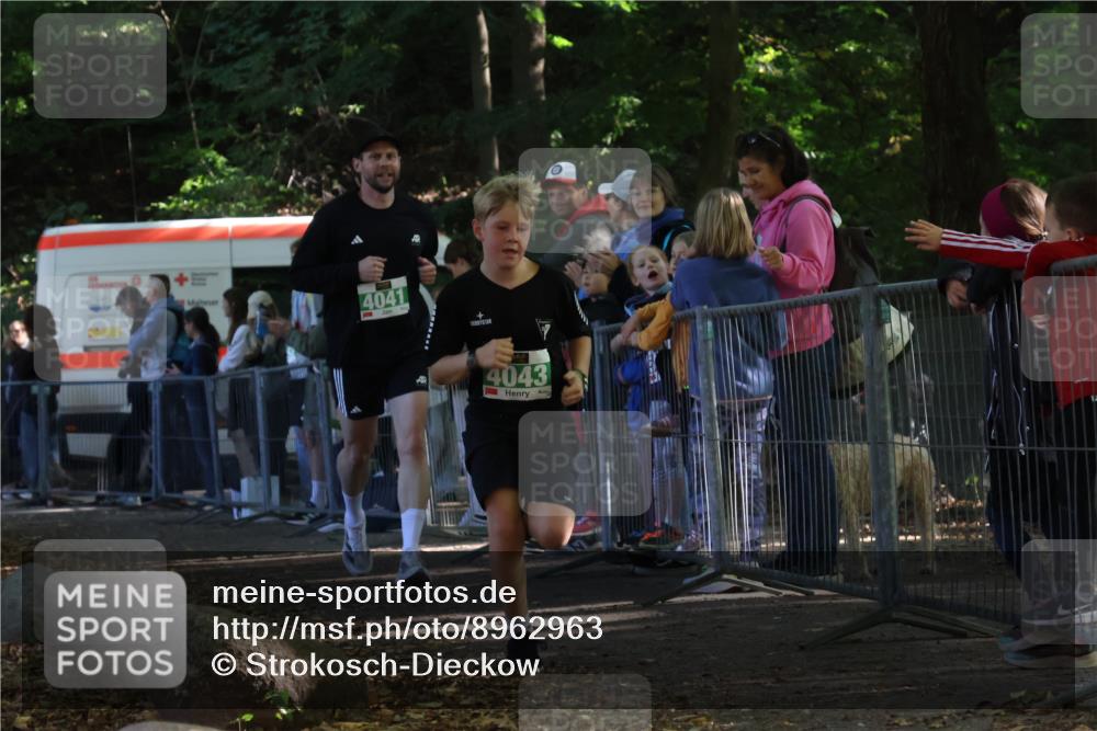 28.09.2025 - 33. Volkslauf durch das schöne Alstertal Strokosch-Dieckow http://msf.ph/oto/8962963 28.09.2025 11:00:31 Ziel 4041, 4043 meine-sportfotos.de