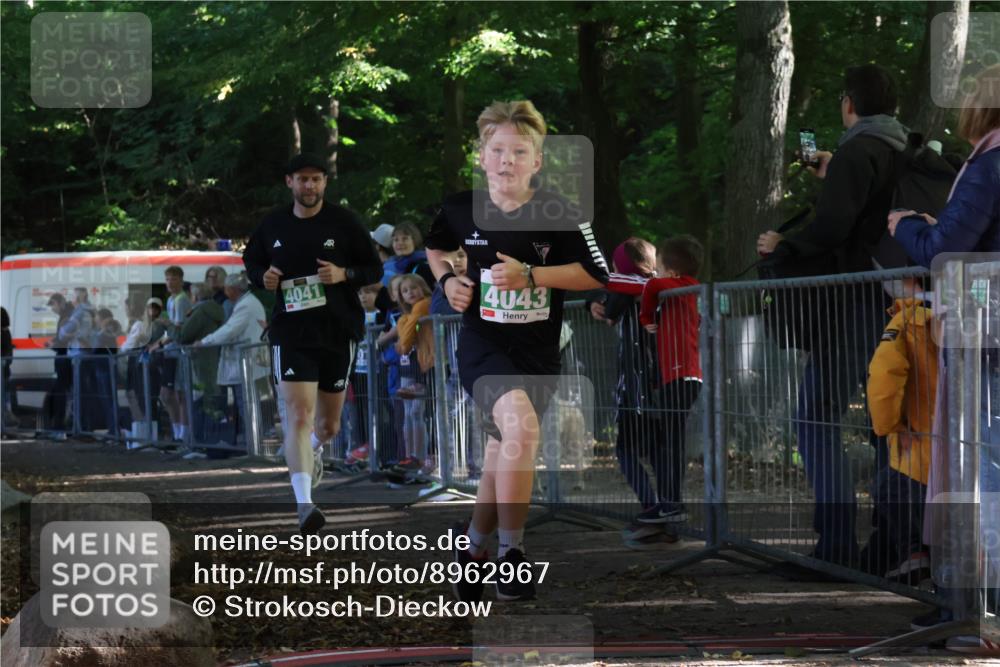 28.09.2025 - 33. Volkslauf durch das schöne Alstertal Strokosch-Dieckow http://msf.ph/oto/8962967 28.09.2025 11:00:33 Ziel 4041, 4043 meine-sportfotos.de