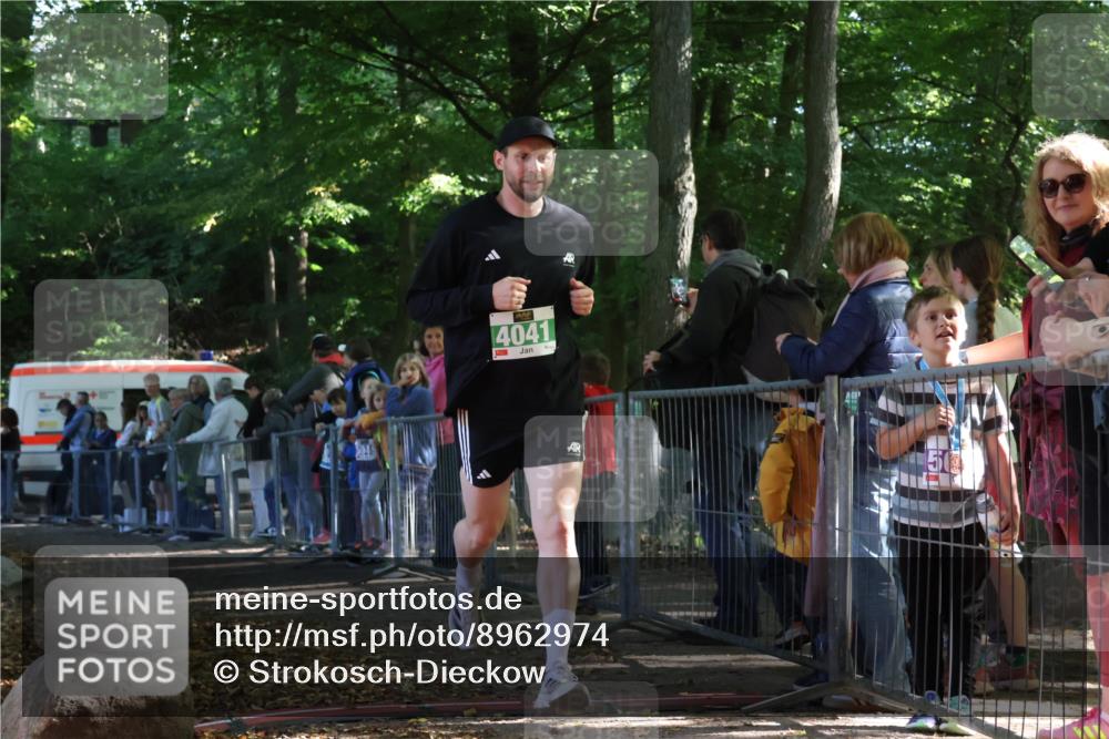 28.09.2025 - 33. Volkslauf durch das schöne Alstertal Strokosch-Dieckow http://msf.ph/oto/8962974 28.09.2025 11:00:34 Ziel 4041, 4043 meine-sportfotos.de
