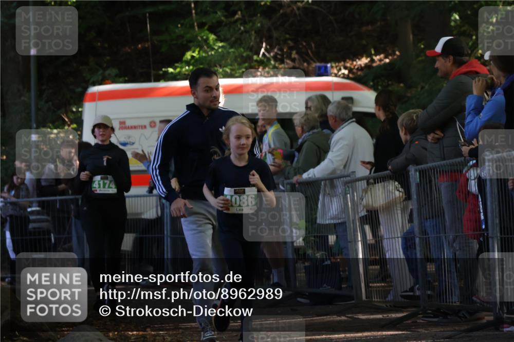 28.09.2025 - 33. Volkslauf durch das schöne Alstertal Strokosch-Dieckow http://msf.ph/oto/8962989 28.09.2025 11:01:08 Ziel 4070, 4086, 4171, 4174, 4178, 4179 meine-sportfotos.de