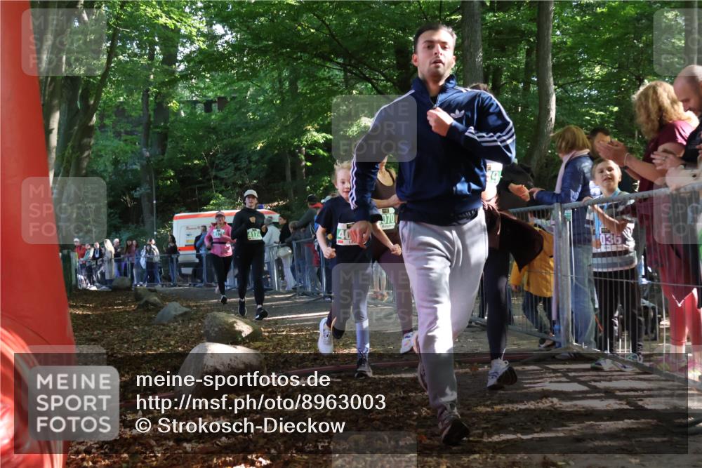 28.09.2025 - 33. Volkslauf durch das schöne Alstertal Strokosch-Dieckow http://msf.ph/oto/8963003 28.09.2025 11:01:12 Ziel 4070, 4086, 4171, 4174, 4178, 4179 meine-sportfotos.de