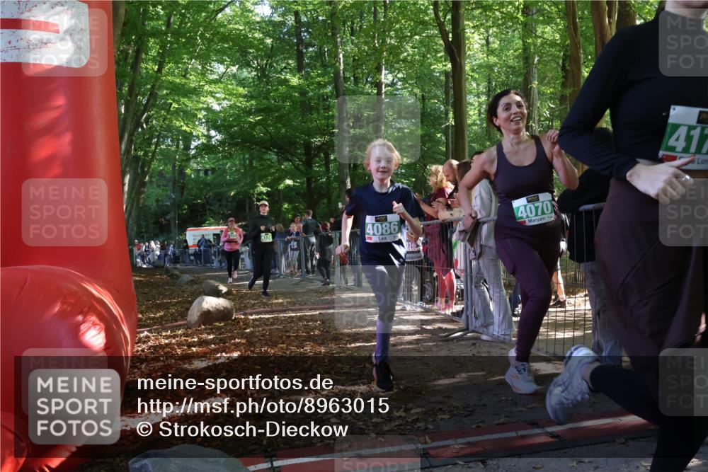 28.09.2025 - 33. Volkslauf durch das schöne Alstertal Strokosch-Dieckow http://msf.ph/oto/8963015 28.09.2025 11:01:14 Ziel 4070, 4171, 4174 meine-sportfotos.de