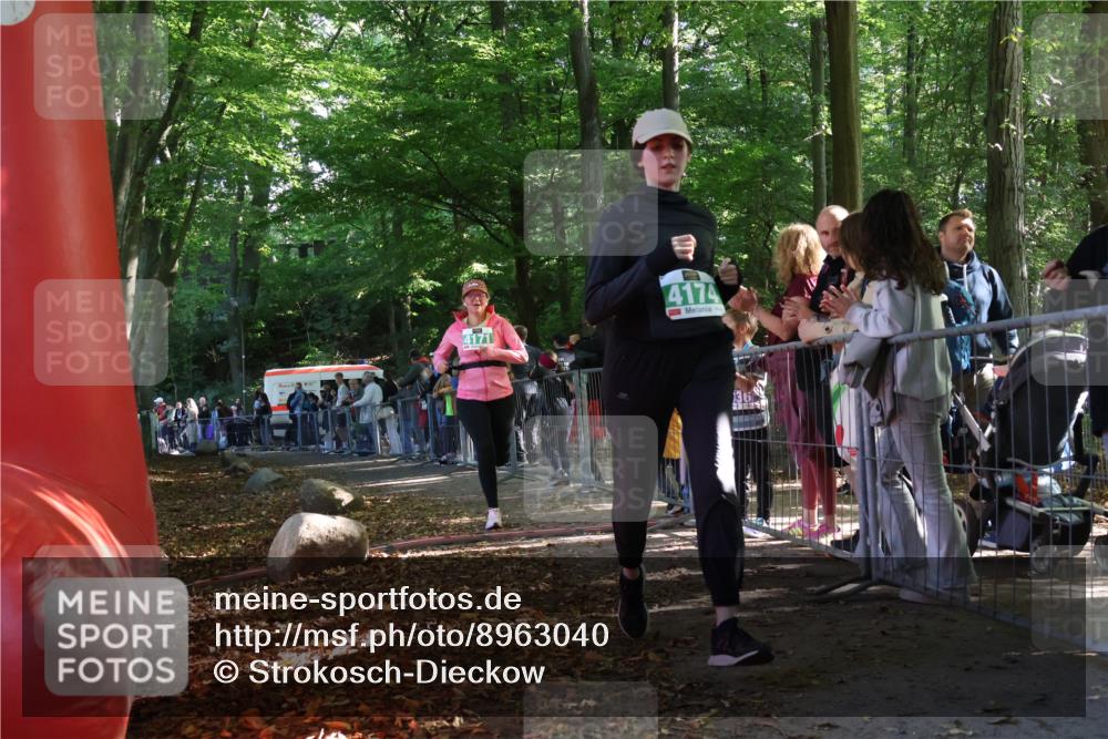 28.09.2025 - 33. Volkslauf durch das schöne Alstertal Strokosch-Dieckow http://msf.ph/oto/8963040 28.09.2025 11:01:16 Ziel 4171, 4174 meine-sportfotos.de