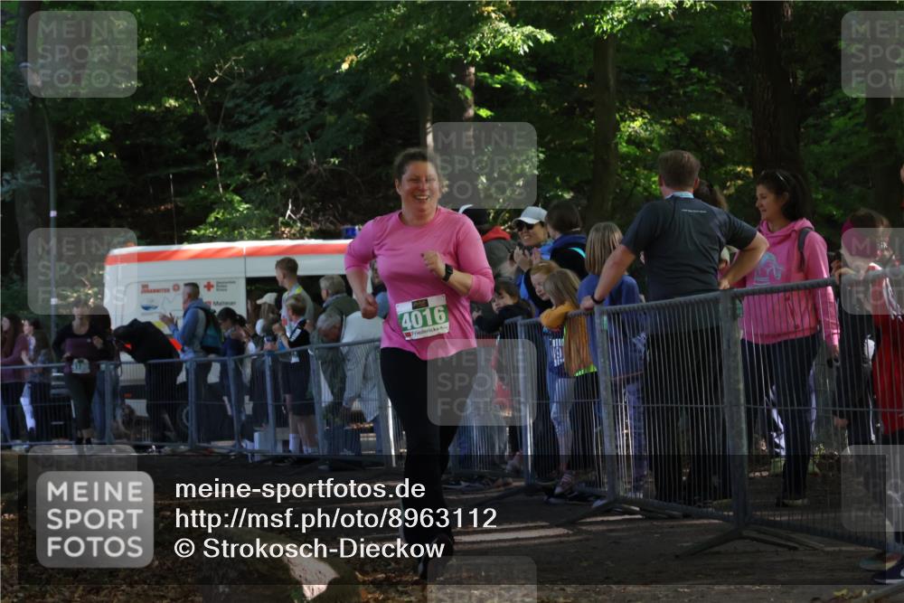 28.09.2025 - 33. Volkslauf durch das schöne Alstertal Strokosch-Dieckow http://msf.ph/oto/8963112 28.09.2025 11:01:45 Ziel 4015, 4016, 4066 meine-sportfotos.de