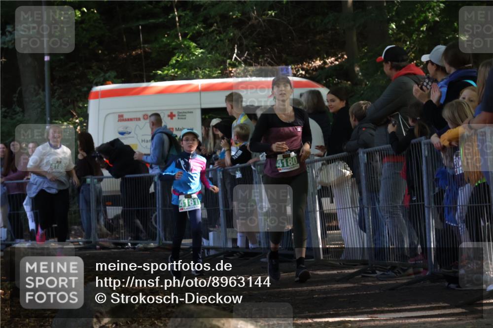 28.09.2025 - 33. Volkslauf durch das schöne Alstertal Strokosch-Dieckow http://msf.ph/oto/8963144 28.09.2025 11:01:51 Ziel 4180, 4181, 4189 meine-sportfotos.de