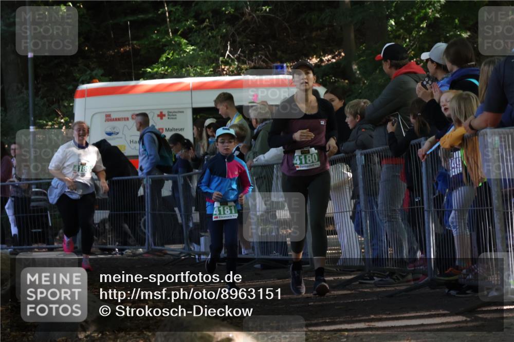 28.09.2025 - 33. Volkslauf durch das schöne Alstertal Strokosch-Dieckow http://msf.ph/oto/8963151 28.09.2025 11:01:51 Ziel 4180, 4181, 4189 meine-sportfotos.de