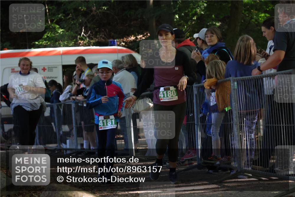 28.09.2025 - 33. Volkslauf durch das schöne Alstertal Strokosch-Dieckow http://msf.ph/oto/8963157 28.09.2025 11:01:53 Ziel 4180, 4181, 4189 meine-sportfotos.de