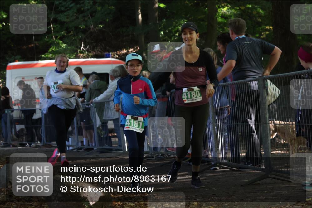 28.09.2025 - 33. Volkslauf durch das schöne Alstertal Strokosch-Dieckow http://msf.ph/oto/8963167 28.09.2025 11:01:54 Ziel 4180, 4181, 4189 meine-sportfotos.de