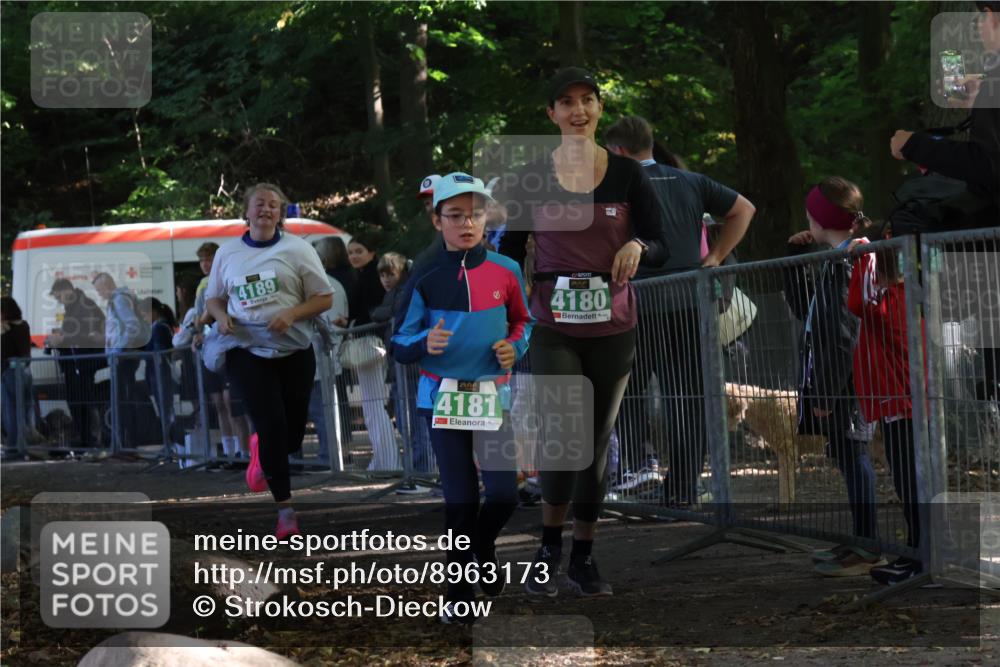 28.09.2025 - 33. Volkslauf durch das schöne Alstertal Strokosch-Dieckow http://msf.ph/oto/8963173 28.09.2025 11:01:55 Ziel 4180, 4181, 4189 meine-sportfotos.de