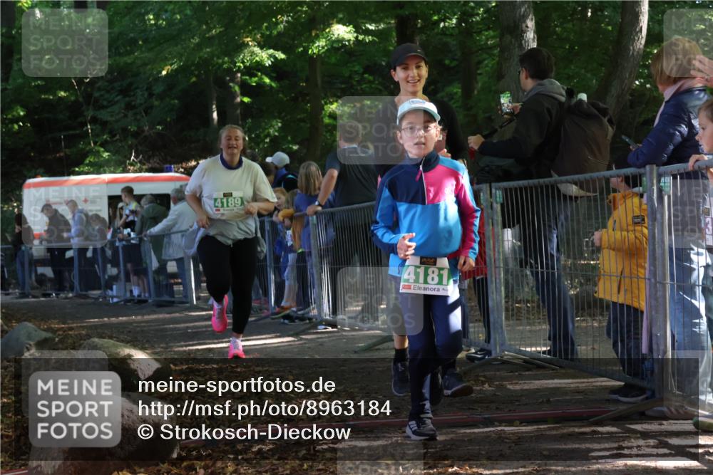28.09.2025 - 33. Volkslauf durch das schöne Alstertal Strokosch-Dieckow http://msf.ph/oto/8963184 28.09.2025 11:01:57 Ziel 4180, 4181, 4189 meine-sportfotos.de