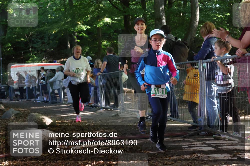 28.09.2025 - 33. Volkslauf durch das schöne Alstertal Strokosch-Dieckow http://msf.ph/oto/8963190 28.09.2025 11:01:57 Ziel 4180, 4181, 4189 meine-sportfotos.de