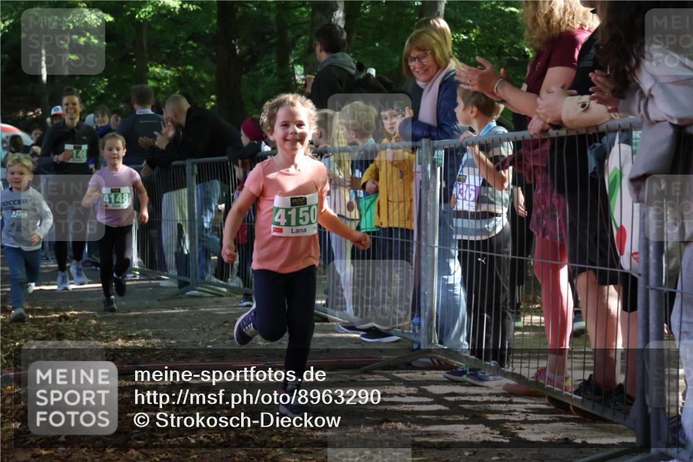 28.09.2025 - 33. Volkslauf durch das schöne Alstertal Strokosch-Dieckow http://msf.ph/oto/8963290 28.09.2025 11:03:07 Ziel 4148, 4149, 4150, 4151 meine-sportfotos.de