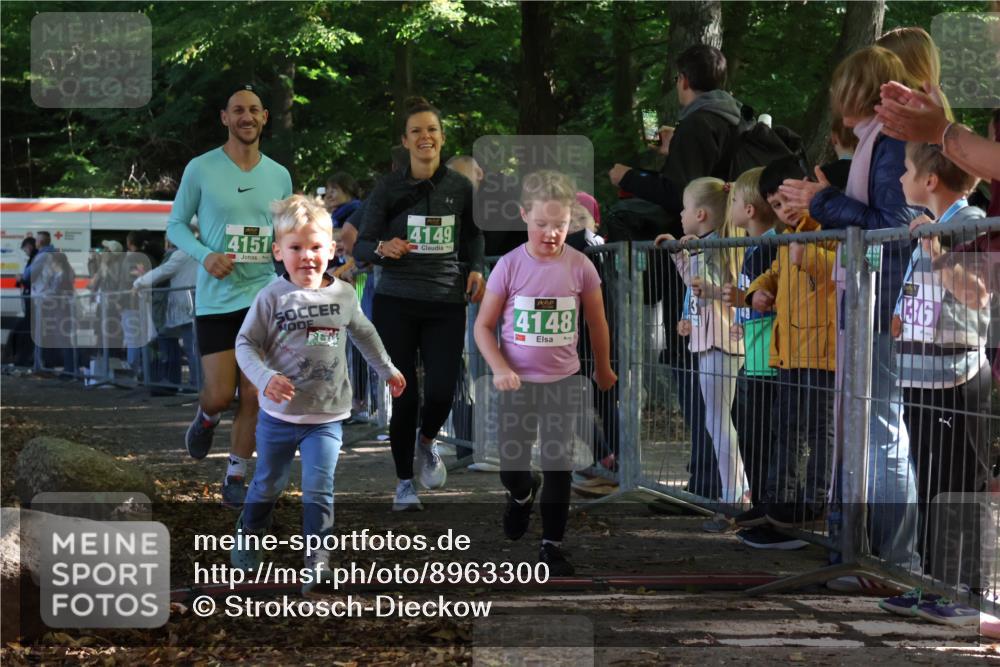 28.09.2025 - 33. Volkslauf durch das schöne Alstertal Strokosch-Dieckow http://msf.ph/oto/8963300 28.09.2025 11:03:09 Ziel 4148, 4149, 4151 meine-sportfotos.de