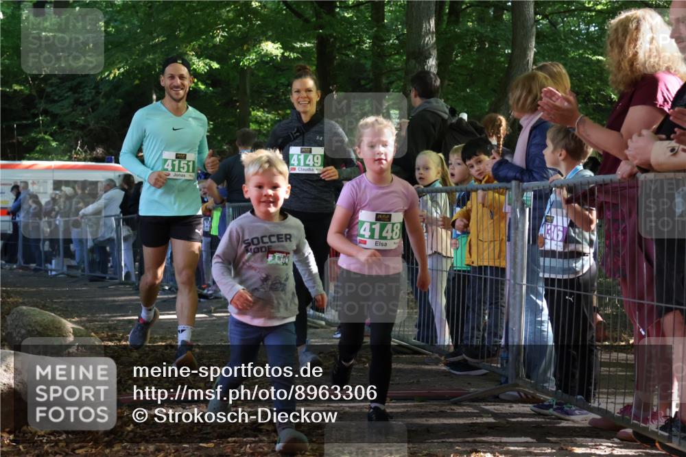 28.09.2025 - 33. Volkslauf durch das schöne Alstertal Strokosch-Dieckow http://msf.ph/oto/8963306 28.09.2025 11:03:09 Ziel 4148, 4149, 4151 meine-sportfotos.de