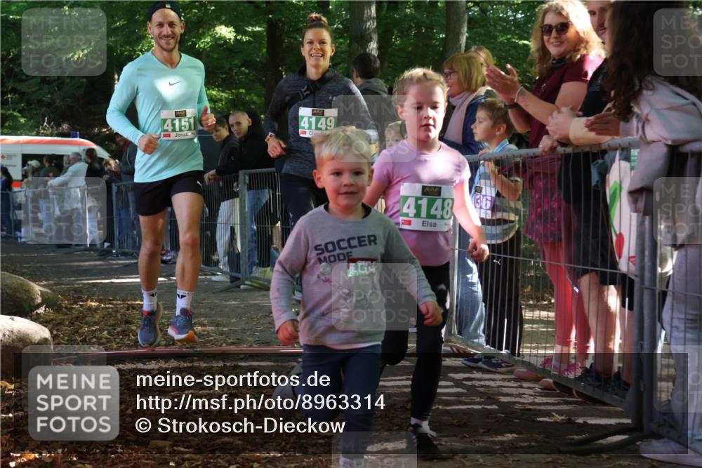 28.09.2025 - 33. Volkslauf durch das schöne Alstertal Strokosch-Dieckow http://msf.ph/oto/8963314 28.09.2025 11:03:10 Ziel 4148, 4149, 4151 meine-sportfotos.de