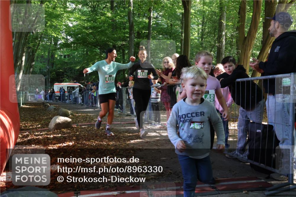 28.09.2025 - 33. Volkslauf durch das schöne Alstertal Strokosch-Dieckow http://msf.ph/oto/8963330 28.09.2025 11:03:11 Ziel 4149, 4151 meine-sportfotos.de