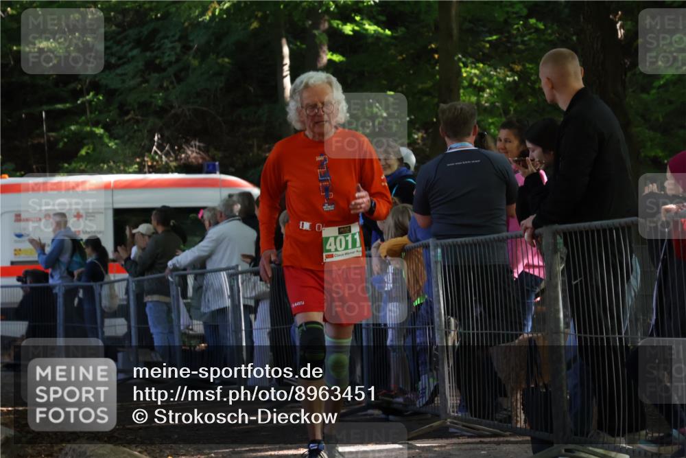 28.09.2025 - 33. Volkslauf durch das schöne Alstertal Strokosch-Dieckow http://msf.ph/oto/8963451 28.09.2025 11:04:05 Ziel 4011, 4903, 4904 meine-sportfotos.de