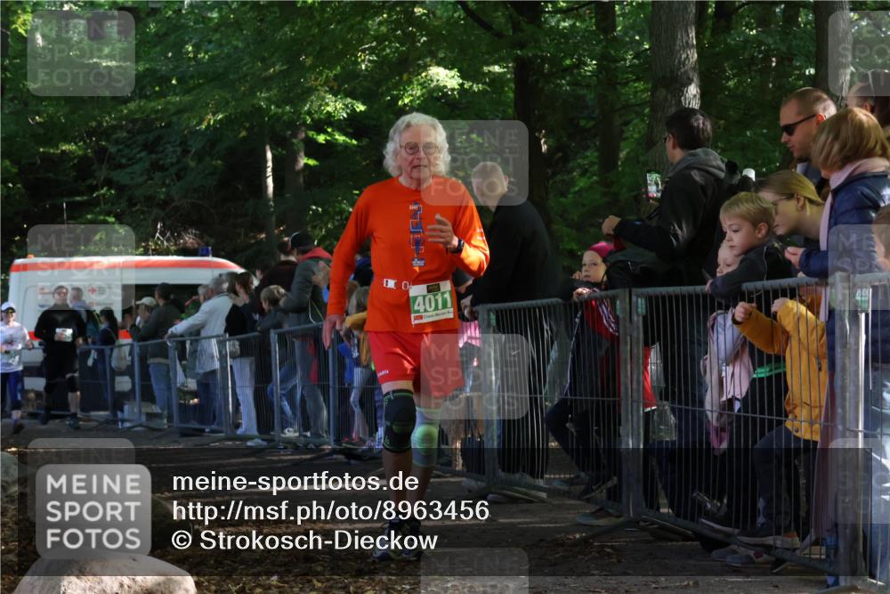 28.09.2025 - 33. Volkslauf durch das schöne Alstertal Strokosch-Dieckow http://msf.ph/oto/8963456 28.09.2025 11:04:06 Ziel 4011, 4903, 4904 meine-sportfotos.de