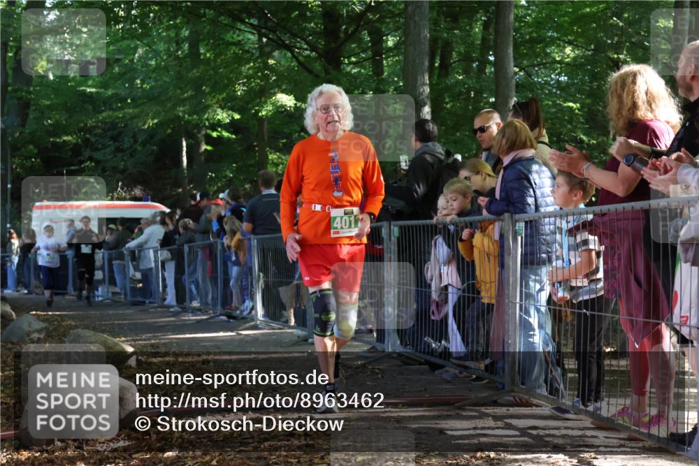 28.09.2025 - 33. Volkslauf durch das schöne Alstertal Strokosch-Dieckow http://msf.ph/oto/8963462 28.09.2025 11:04:07 Ziel 4011, 4903, 4904 meine-sportfotos.de