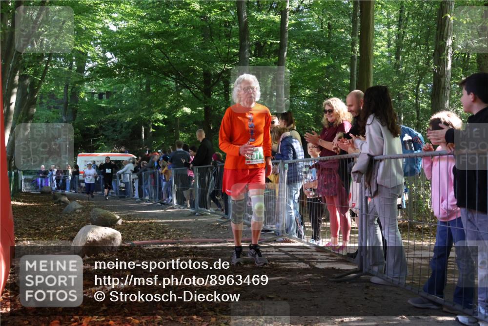 28.09.2025 - 33. Volkslauf durch das schöne Alstertal Strokosch-Dieckow http://msf.ph/oto/8963469 28.09.2025 11:04:08 Ziel 4011, 4903, 4904 meine-sportfotos.de