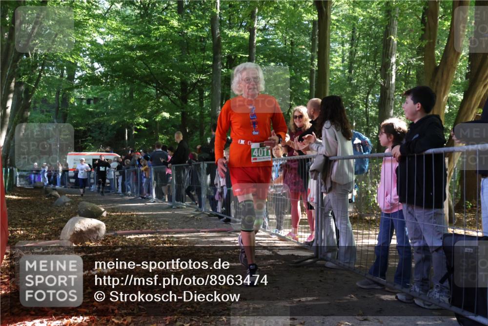 28.09.2025 - 33. Volkslauf durch das schöne Alstertal Strokosch-Dieckow http://msf.ph/oto/8963474 28.09.2025 11:04:09 Ziel 4903, 4904 meine-sportfotos.de