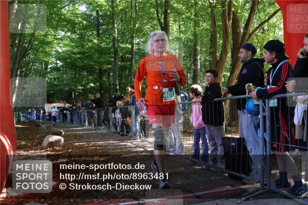 28.09.2025 - 33. Volkslauf durch das schöne Alstertal Strokosch-Dieckow http://msf.ph/oto/8963481 28.09.2025 11:04:09 Ziel 4903, 4904 meine-sportfotos.de