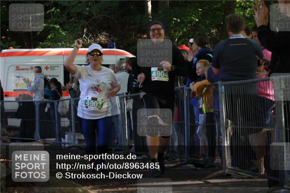 28.09.2025 - 33. Volkslauf durch das schöne Alstertal Strokosch-Dieckow http://msf.ph/oto/8963485 28.09.2025 11:04:11 Ziel 4903, 4904 meine-sportfotos.de