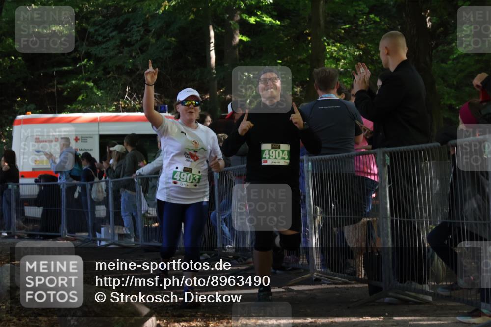 28.09.2025 - 33. Volkslauf durch das schöne Alstertal Strokosch-Dieckow http://msf.ph/oto/8963490 28.09.2025 11:04:12 Ziel 4903, 4904 meine-sportfotos.de