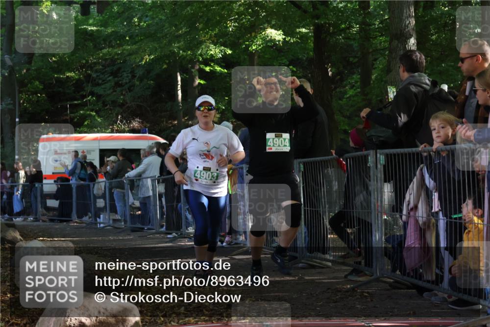 28.09.2025 - 33. Volkslauf durch das schöne Alstertal Strokosch-Dieckow http://msf.ph/oto/8963496 28.09.2025 11:04:13 Ziel 4903, 4904 meine-sportfotos.de