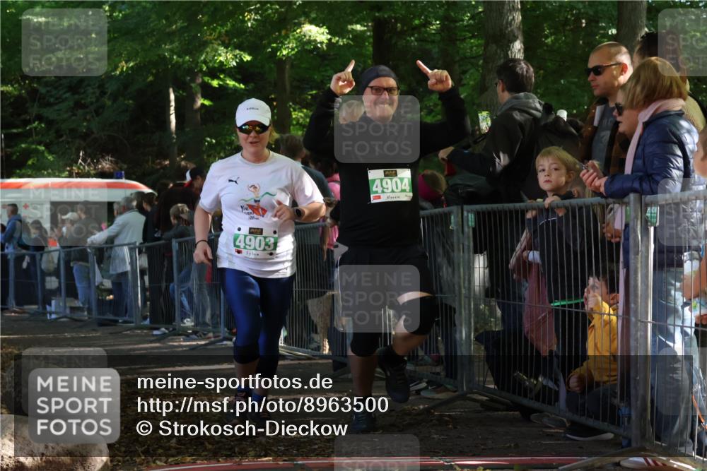 28.09.2025 - 33. Volkslauf durch das schöne Alstertal Strokosch-Dieckow http://msf.ph/oto/8963500 28.09.2025 11:04:13 Ziel 4903, 4904 meine-sportfotos.de