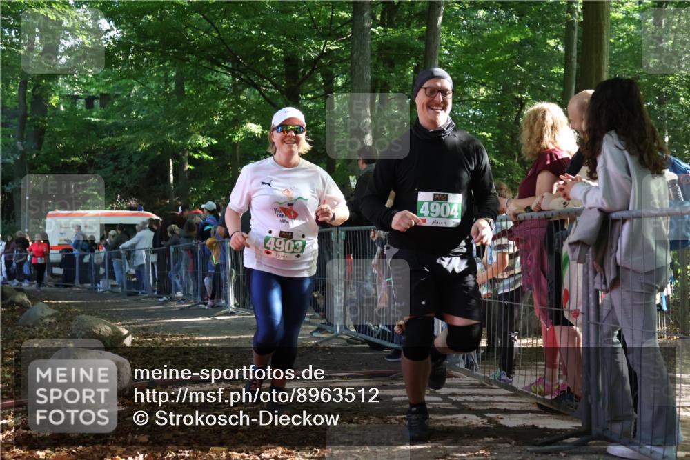28.09.2025 - 33. Volkslauf durch das schöne Alstertal Strokosch-Dieckow http://msf.ph/oto/8963512 28.09.2025 11:04:15 Ziel 4158, 4903, 4904 meine-sportfotos.de