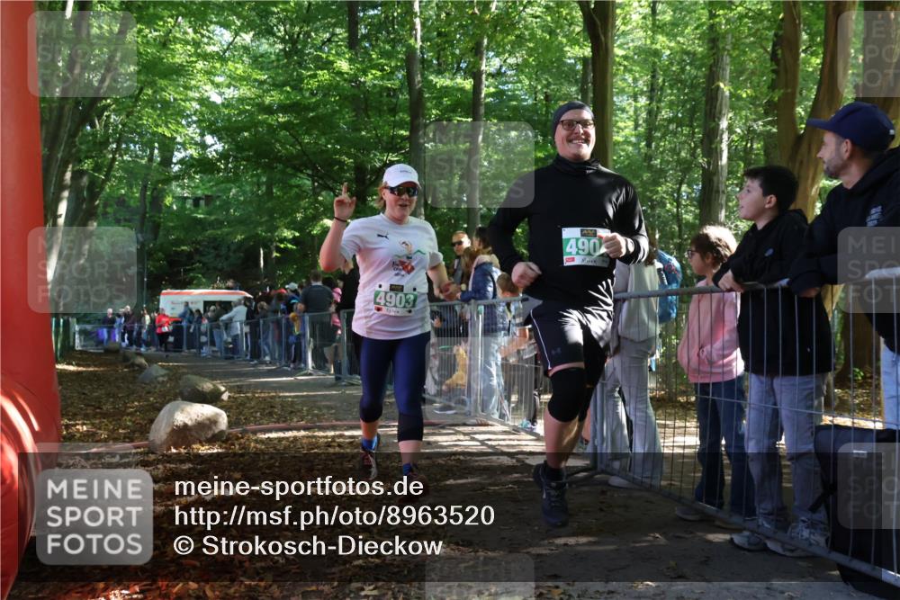 28.09.2025 - 33. Volkslauf durch das schöne Alstertal Strokosch-Dieckow http://msf.ph/oto/8963520 28.09.2025 11:04:15 Ziel 4158, 4903, 4904 meine-sportfotos.de