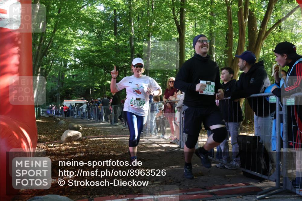 28.09.2025 - 33. Volkslauf durch das schöne Alstertal Strokosch-Dieckow http://msf.ph/oto/8963526 28.09.2025 11:04:15 Ziel 4158, 4903, 4904 meine-sportfotos.de