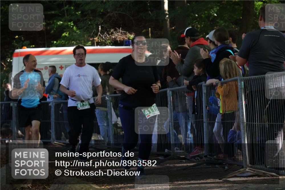 28.09.2025 - 33. Volkslauf durch das schöne Alstertal Strokosch-Dieckow http://msf.ph/oto/8963582 28.09.2025 11:05:34 Ziel 4110, 4139 meine-sportfotos.de