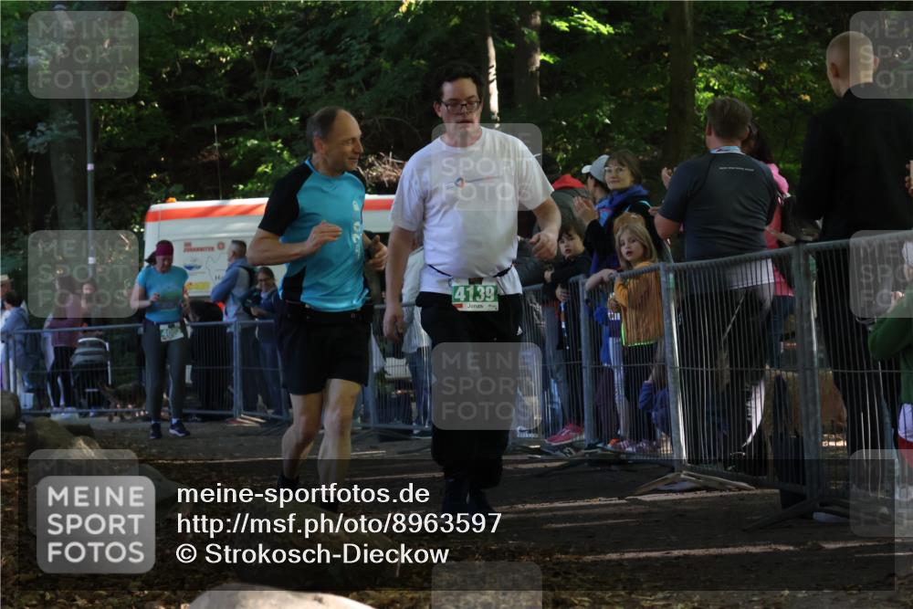 28.09.2025 - 33. Volkslauf durch das schöne Alstertal Strokosch-Dieckow http://msf.ph/oto/8963597 28.09.2025 11:05:39 Ziel 4110, 4139 meine-sportfotos.de