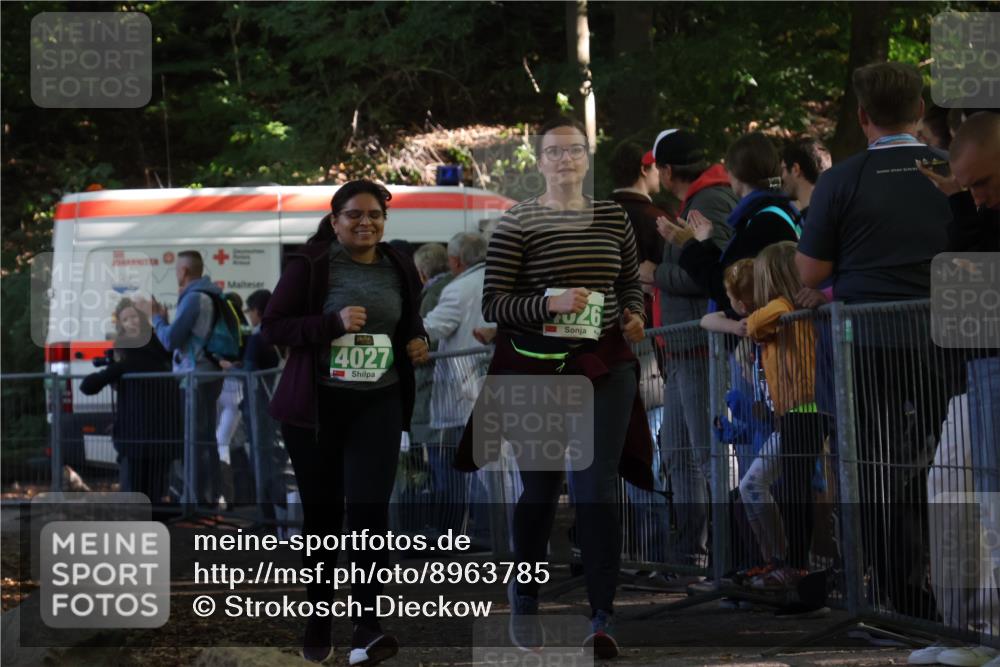 28.09.2025 - 33. Volkslauf durch das schöne Alstertal Strokosch-Dieckow http://msf.ph/oto/8963785 28.09.2025 11:08:29 Ziel 4026, 4027 meine-sportfotos.de