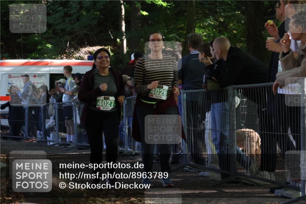 28.09.2025 - 33. Volkslauf durch das schöne Alstertal Strokosch-Dieckow http://msf.ph/oto/8963789 28.09.2025 11:08:31 Ziel 4026, 4027 meine-sportfotos.de