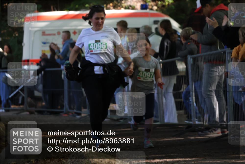 28.09.2025 - 33. Volkslauf durch das schöne Alstertal Strokosch-Dieckow http://msf.ph/oto/8963881 28.09.2025 11:09:09 Ziel 4096, 4097 meine-sportfotos.de