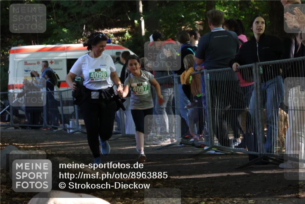 28.09.2025 - 33. Volkslauf durch das schöne Alstertal Strokosch-Dieckow http://msf.ph/oto/8963885 28.09.2025 11:09:10 Ziel 4096, 4097 meine-sportfotos.de